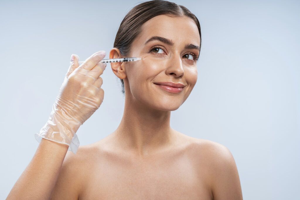Mujer feliz tratada mediante una armonización facial en Clínica Médica Benagéber